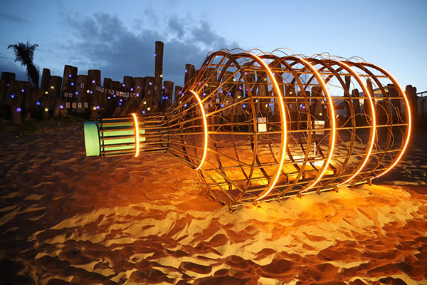 藝術家在中角灣國際衝浪基地、芝蘭公園海上景觀平台等地設置光影藝術裝置。
