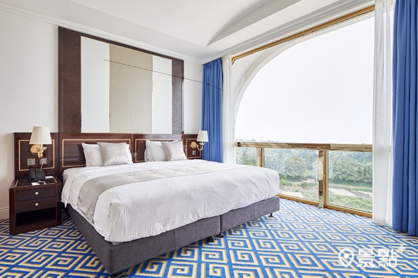 「GoldOne Hotel & Suites」飯店裝潢大氣華麗。