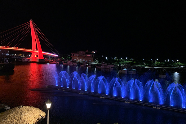 9月25日前每晚都能在漁人碼頭欣賞水舞秀及光雕秀。（圖／新北市政府）