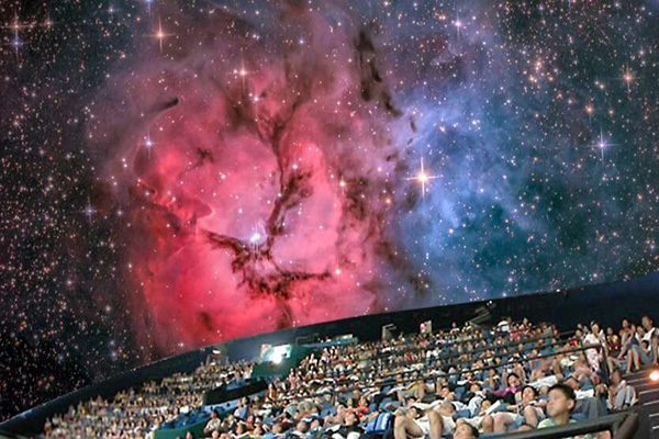 臺北天文館可免費參加「英仙座流星雨主題導覽」，可以吹著冷氣觀星。(圖／臺北天文館)