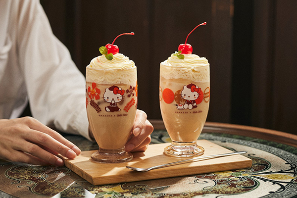 用充滿昭和感的Hello Kitty聯名玻璃杯裝咖啡超可愛。