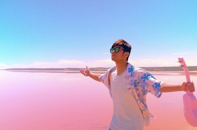 周杰倫新歌「粉色海洋」MV拍攝地點夢幻場景引發討論。（圖 / Jaychou，以下同）