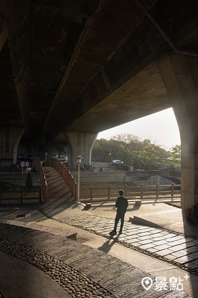 步道登山口木本橋。(圖／fubi_ccy，以下同)