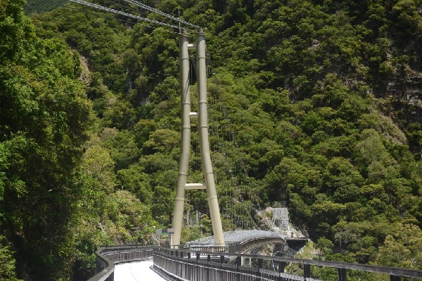 布洛灣吊橋（山月吊橋）南橋柱設計採月字型景觀。