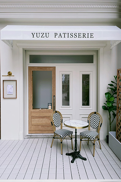 純白色調的歐風店面吸引許多網友打卡。（圖／Yuzu patisserie）