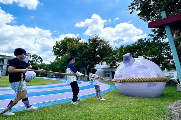 倒頭栽的芋頭怪獸。（圖 / 甲仙時光）