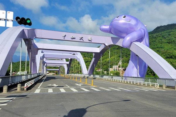 16米高的「芋頭吼哩」趴在甲仙大橋上迎接毎個到甲仙的遊客。（圖 / 高雄市政府 ，下同）