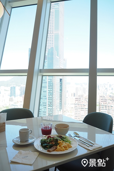 在主題自助吧餐廳「日全食O Day」享用早餐以及高雄的陽光與絕佳視野。