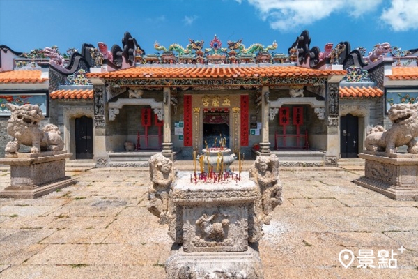 北帝廟⼜名⽟虛宮，是長洲太平清醮的活動場地。