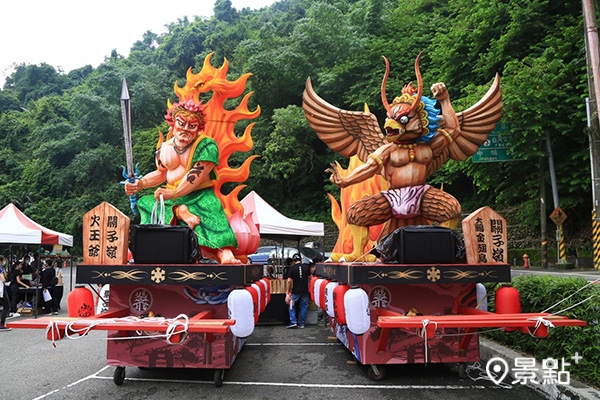 夜祭巡行大型祭典花燈車。