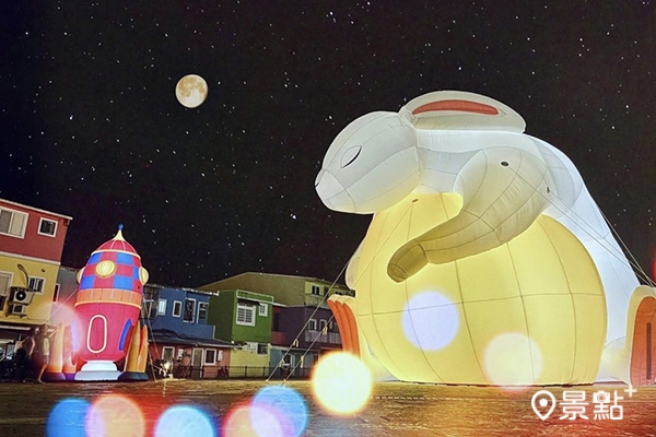 冬山車站中秋應景的「玉兔抱月亮」。（圖 / rebecca_fun）