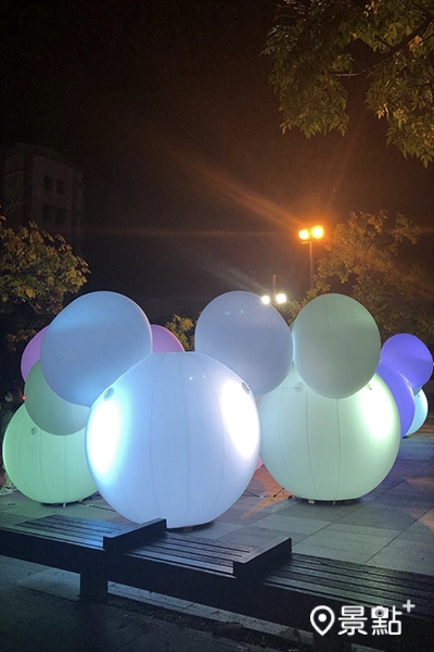 Tsum Tsum周邊廣場的米奇光球也吸引許多人搶拍。（圖／chiao_126）