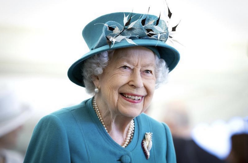 英國女王駕崩！白金漢宮湧進哀悼人潮全球哀悼