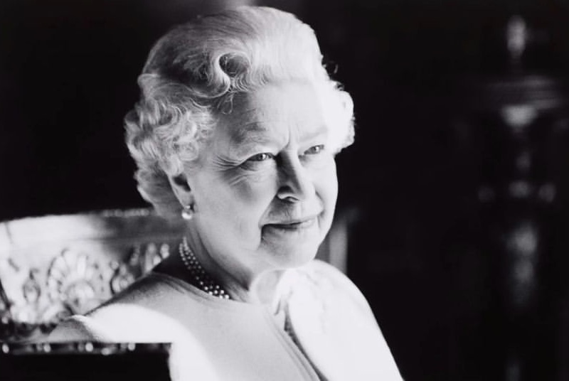 英國皇室官方社群帳號貼出女王黑白照，告知世人女王辭世的消息。