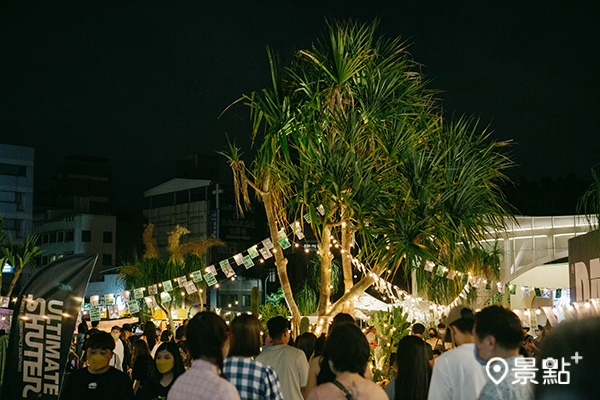 夜晚的市集在燈光搖曳下彷彿可以感受到蟲林鳥叫迴盪山谷的自然感受。