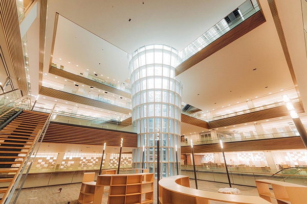 桃園市立圖書館新總館內部空間。