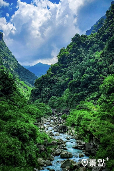 達娜伊谷壯闊清澈的溪谷美景。