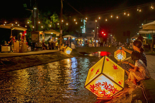 水圳漫旅藝術節和紙燈飾、秧光小市打造浪漫夜遊風情。（圖／米農聚落，以下同）