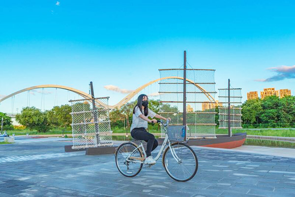 新月廣場是騎自行車的人氣水岸休憩空間。