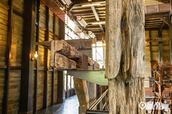 各種老舊既有木料及榫接工法忠實保存在展示架上供觀賞。