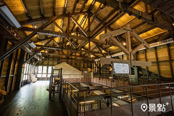 整煤廠三樓可俯瞰整座建物精湛的木匠技藝，並展示屋架、雨淋板、榫接等特殊木造工法。