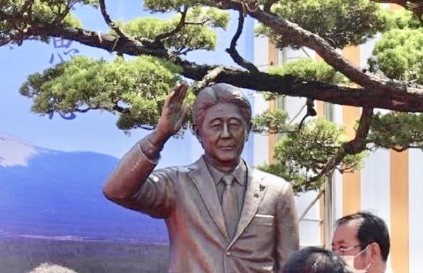 感念日本前首相與台灣的深厚情誼，台灣設立了一座安倍晉三的紀念銅像位於高雄紅毛港保安堂。（圖 / 陳菊（花媽），以下同）