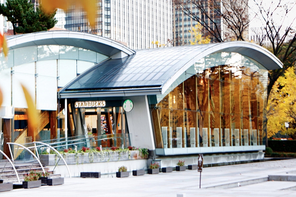 日本第一家星巴克Greener Store位在東京皇居外苑的和田倉噴水公園。（圖／Starbucks Japan，以下同）