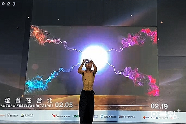 2023台灣燈會「燈場世界」記者會，由晶球藝術展演揭曉2023台灣燈會主視覺。（圖／台北市政府，以下同）