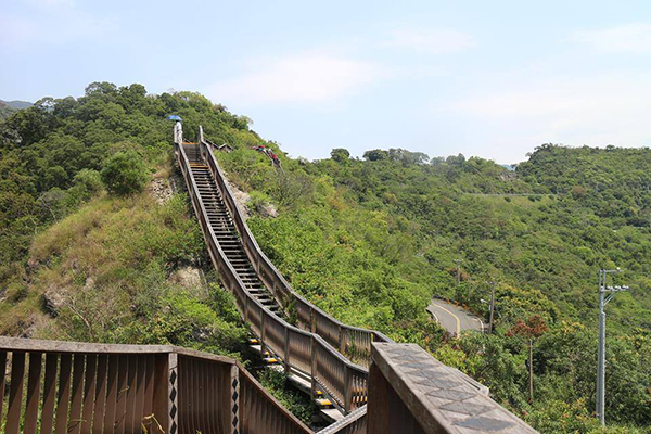 龍頭山的小長城步道，可以眺望整片山脈溪谷。