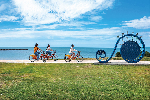 Youbike騎雙灣自行車道。（圖／新北觀光局，下同）