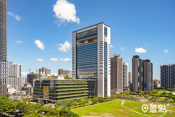 承億酒店建築體透過空橋連通高雄市立圖書館總館。（圖／承億酒店TAI Urban Resort）