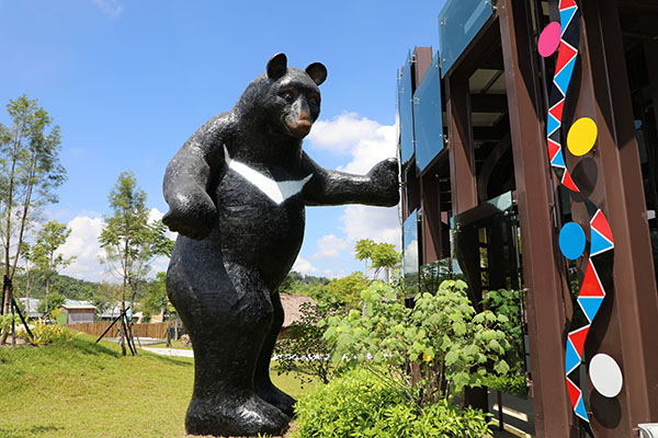 逐鹿文創園區可愛的巨大台灣黑熊。（圖／嘉義縣政府，以下同）