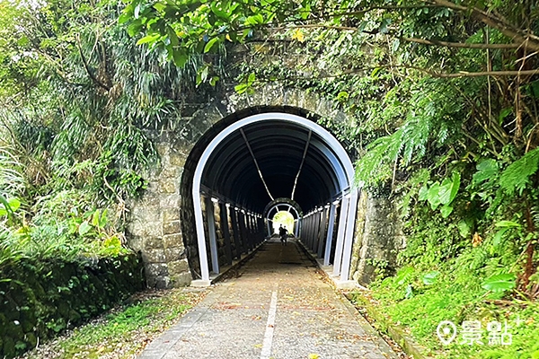 瑞猴自行車道隧道口的石砌拱圈，與周圍豐富自然生態相應更顯樸實簡雅。(圖／新北市政府，以下同)