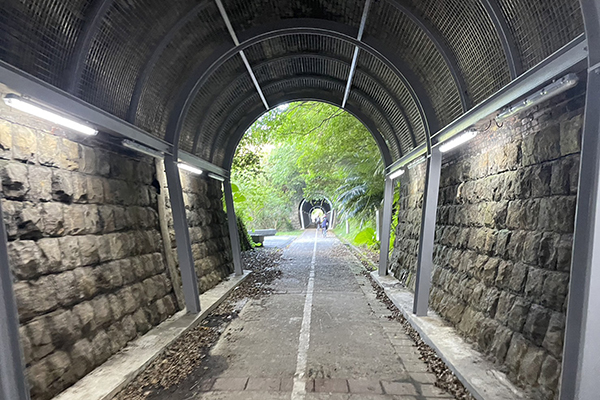 百年隧道變身「自行車道」，增設照明並保留它的原貌。
