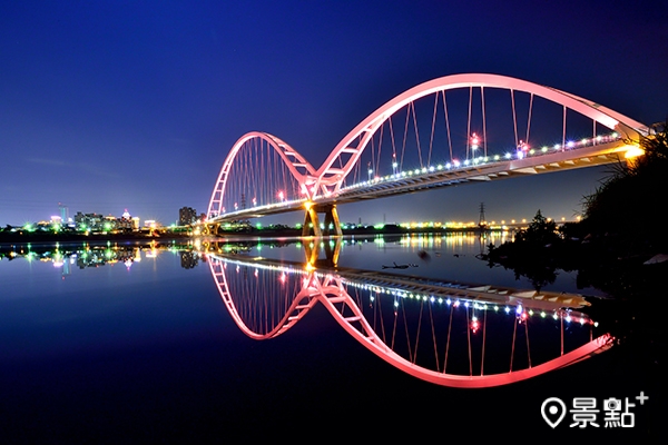 在優美的「新月橋」可欣賞沿途自然河岸景緻與新北城市景觀。