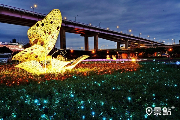 逛完新北歡樂耶誕城繽紛熱鬧的燈區後，也可以來「蝴蝶公園」體驗點綴浪漫燈飾的自然。(圖／新北市政府）