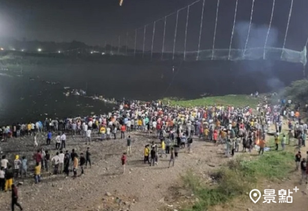 推特傳出不少印度古橋斷裂 遊客落水事件的影像。(圖／Twitter，以下同)