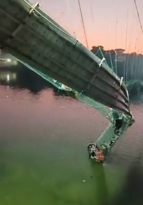 印度古橋整修新啟用就斷裂！500人落水至少91人亡
