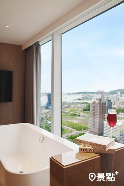 承億酒店景觀浴缸房型，窗外一樣可看見85大樓。