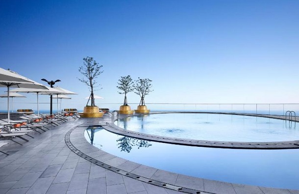 濟州凱悅酒店 (Grand Hyatt Jeju)高空泳池設施，景觀優美。（圖／Grand Hyatt Jeju）