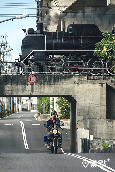 DT668國王號火車奔馳彰化街頭的英姿。(圖／bb211019)