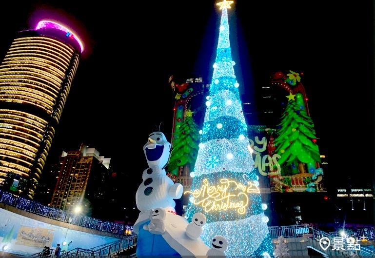 雪寶聖誕樹加上光雕秀，2022新北歡樂耶誕城冬季白雪迪士尼聖誕季氛圍感滿滿。(圖／景點+ 張盈盈，以下同)