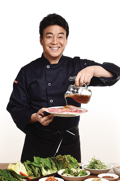 家喻戶曉的韓食廚神白種元老師。