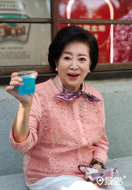 陳淑芳在藍皮解憂館留下旅遊紀念照片。