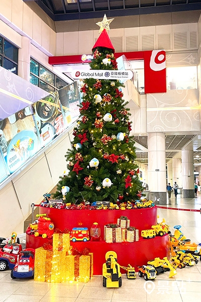 Global Mall板橋車站打造「環抱GREEN耶誕童樂園」。