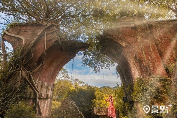 上百年紅色斷橋被綠意環繞，搭上柔柔的陽光能拍出宛如油畫般的絕美照片。（圖／apple690523）