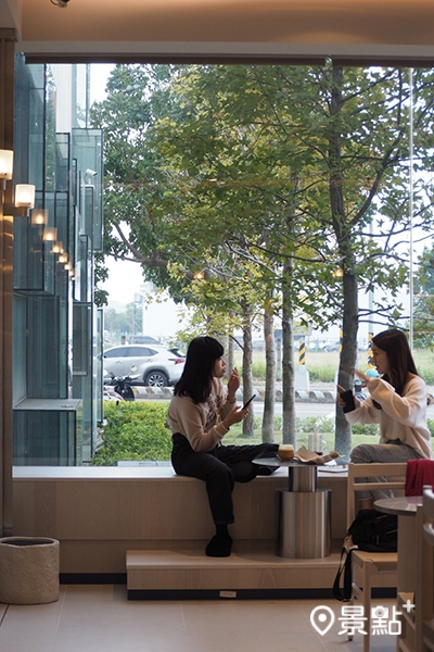 KafeD水湳店一樓採光良好，擁有舒適的用餐空間。（圖／景點+ 張盈盈）