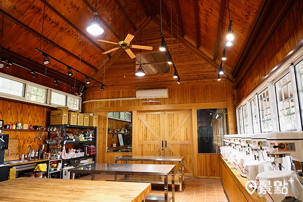 挑高斜屋頂下，慧田的麵包烘焙教室以原木裝潢營造溫馨感，一人一機的教學方式，每個學生都能親自實作，讓郭慧慧的麵包理念向外傳播。