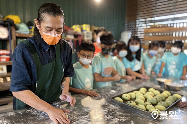 年輕的部落烘焙師Balee示範窯烤吐司的製作過程，與甲仙國小、小林國小的學童分享運用在地食材實踐永續的概念。
