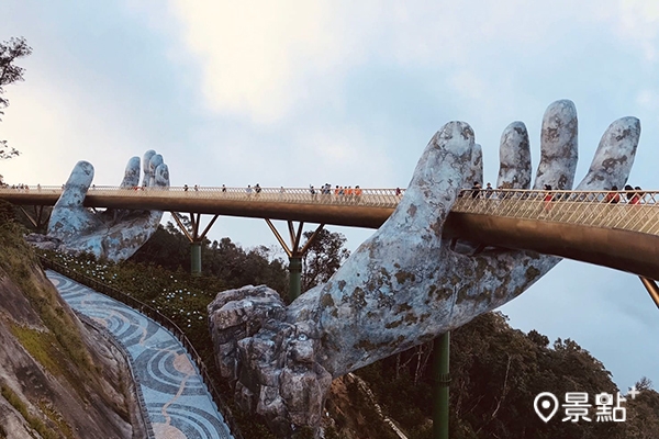 巨手托橋天空步到位在巴拿山上，是峴港的知名景點。